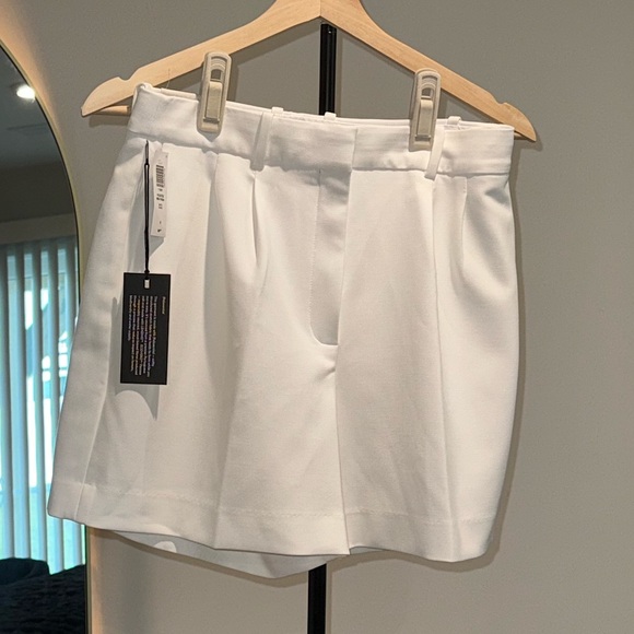 AritziaBabatonHigh Rise White Pleated Shorts.